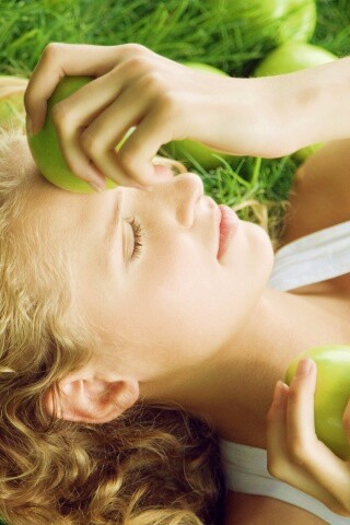 Девушка с яблоками обои