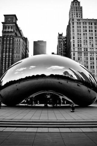 Отражение города в зеркальном монументе обои