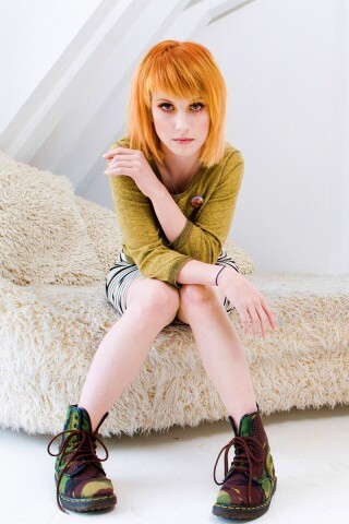 Рыжая в комнате обои