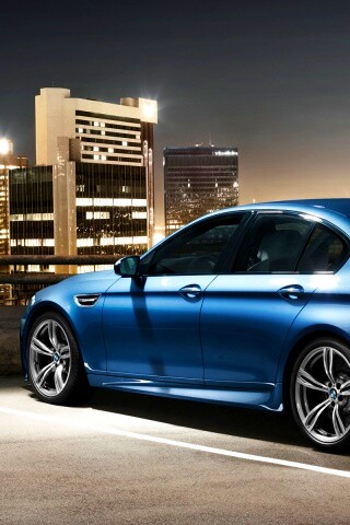 BMW F10 на городской парковке обои