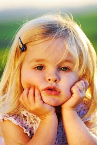 Малышка грустит обои