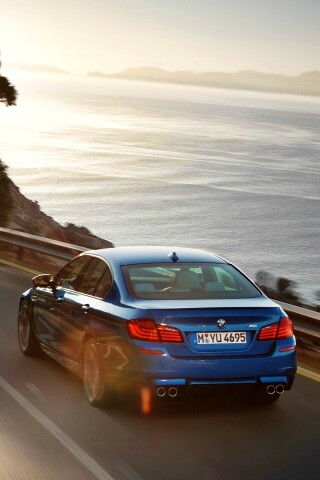 BMW F10 на горной дороге  обои