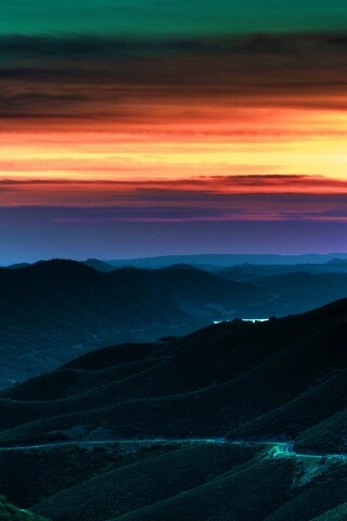 Дорога спускается с гор в долину обои