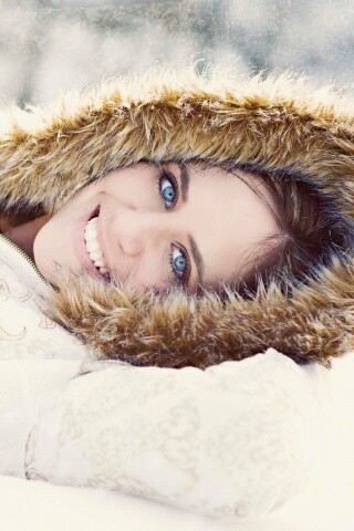 Девушка в снегу обои