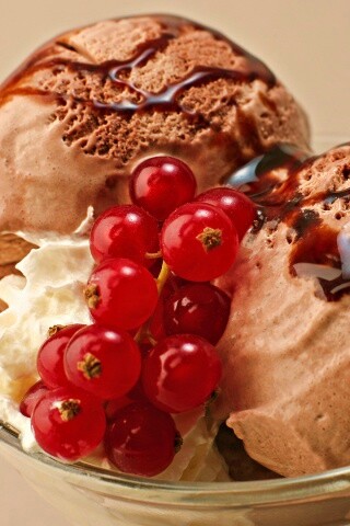 Шоколадное мороженое со смородинкой обои