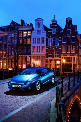 Автомобиль на мосту в свете фонаря обои