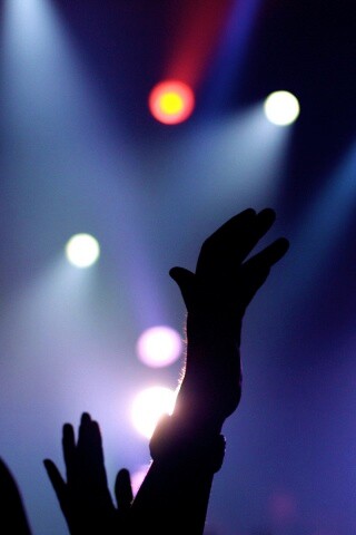 Руки людей на концерте обои