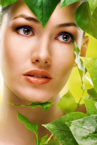 Девушка с зелеными листьями обои