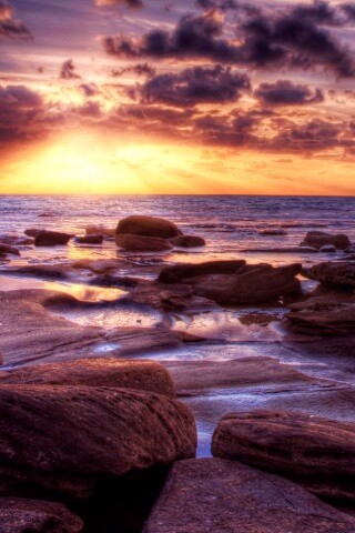 Каменистый берег на закате обои