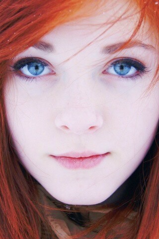 Рыжая в капюшоне обои