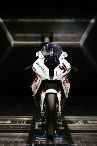 Мотоцикл на тестовом стенде обои