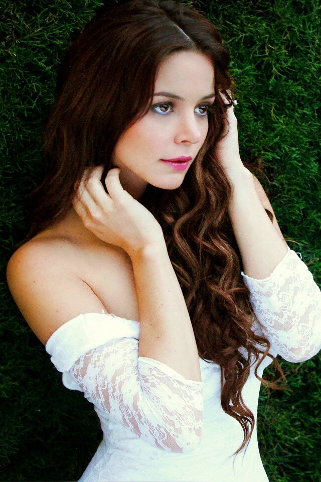 В белом платье обои