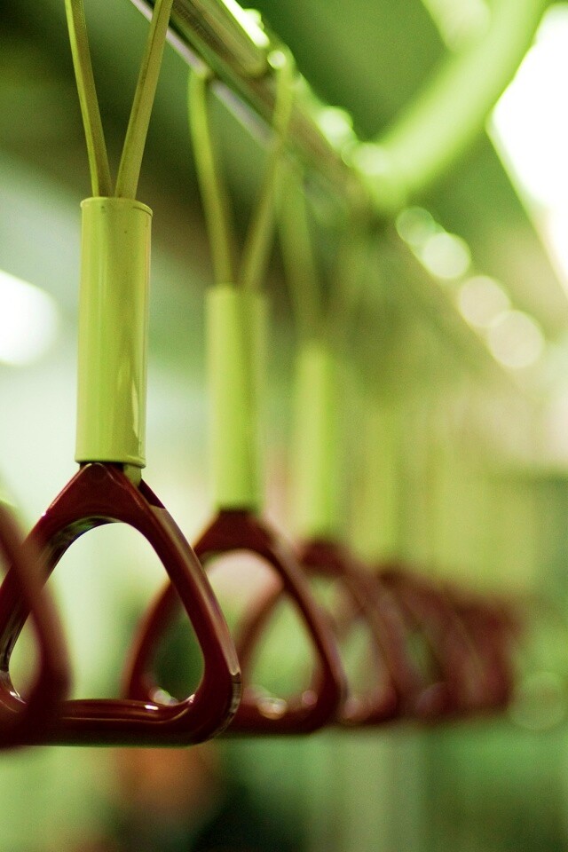 Поручни в метро обои