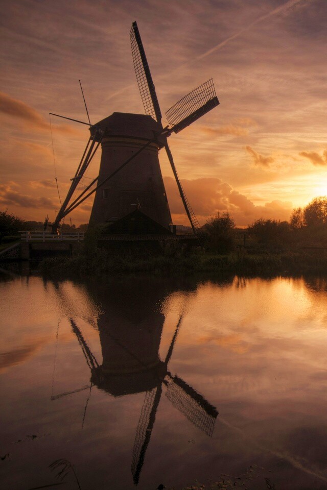 Мельница на озере обои