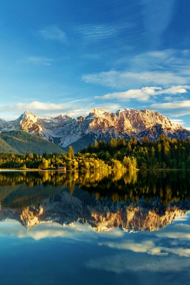 Горы отражаются в озере обои