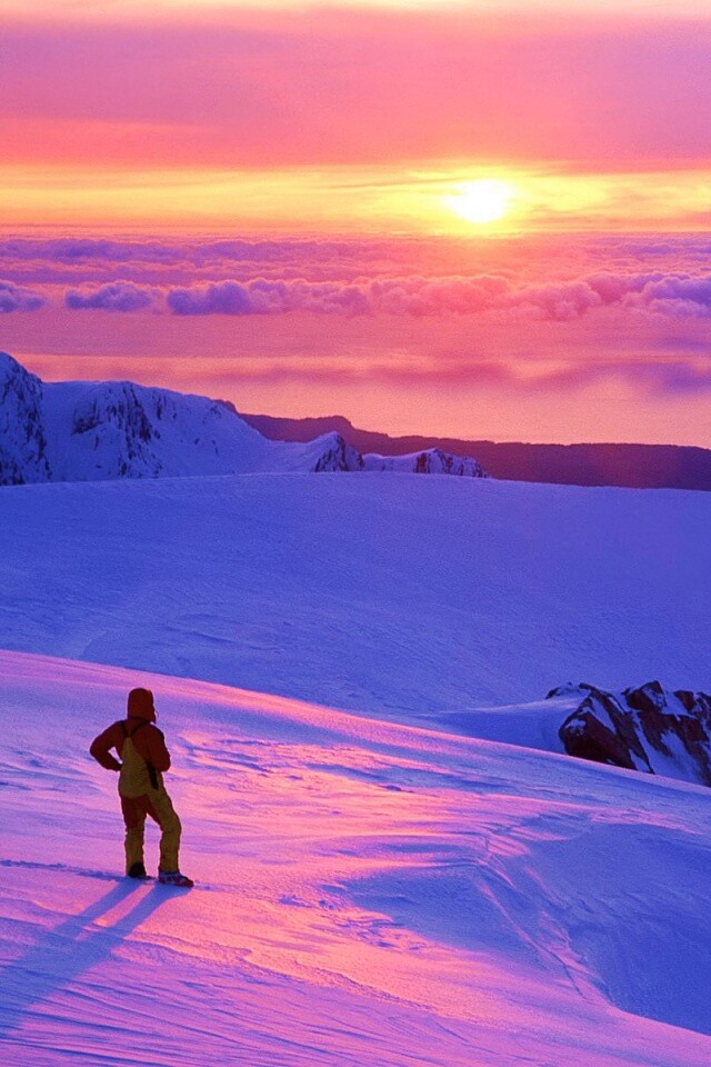 Путешественник в горах обои