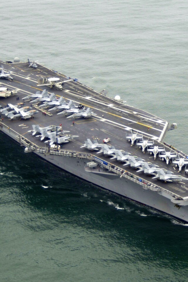 Авианосец в море обои