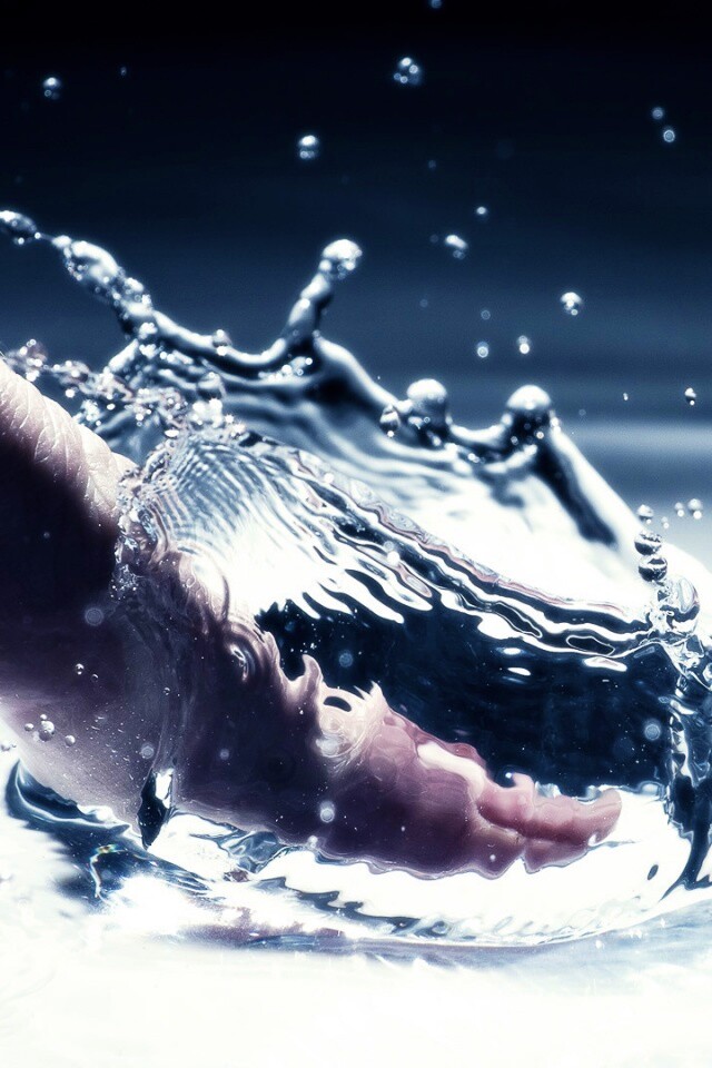 Палец в воде обои