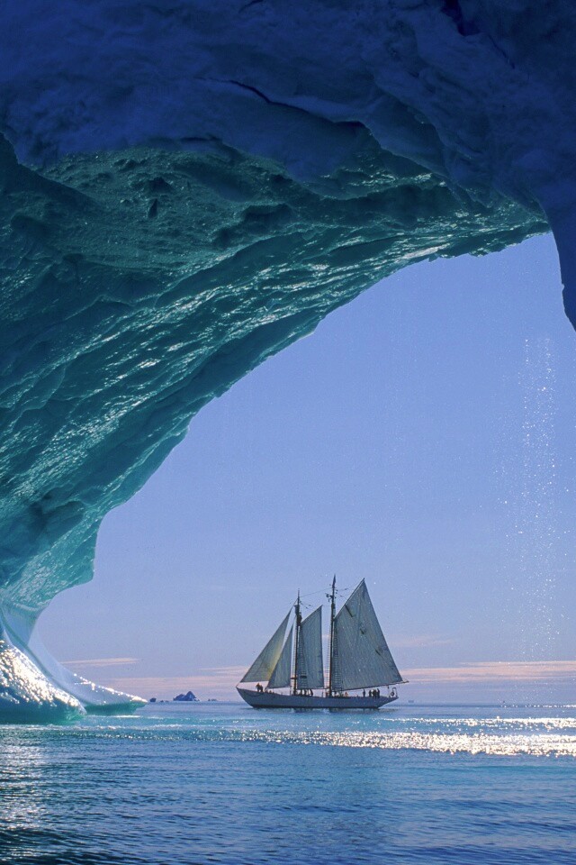 Парусник под ледяной аркой обои