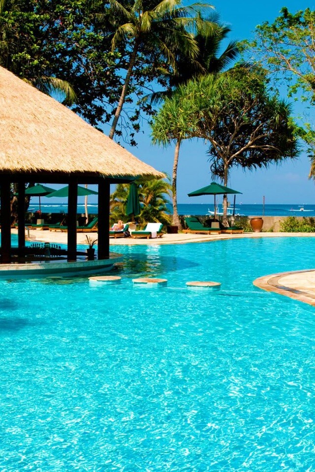 Бассейн отеля обои