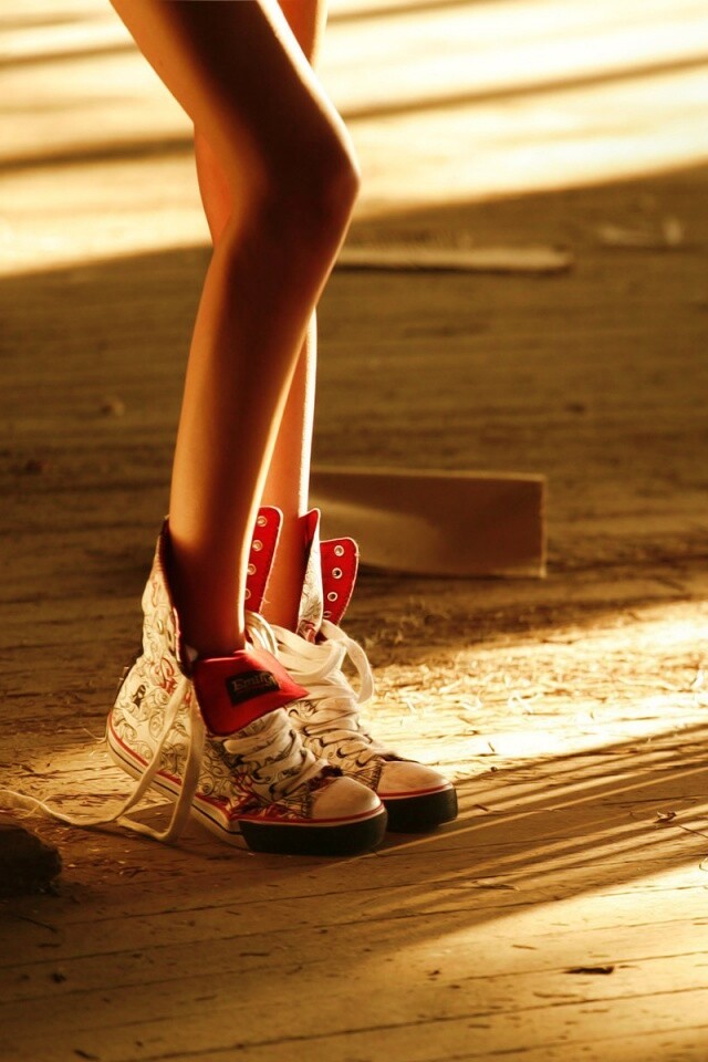 Ножки в кедах обои