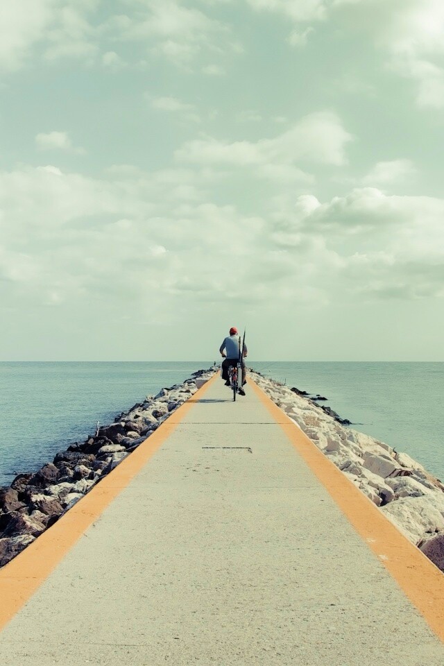 Велосепидист на волнорезе обои