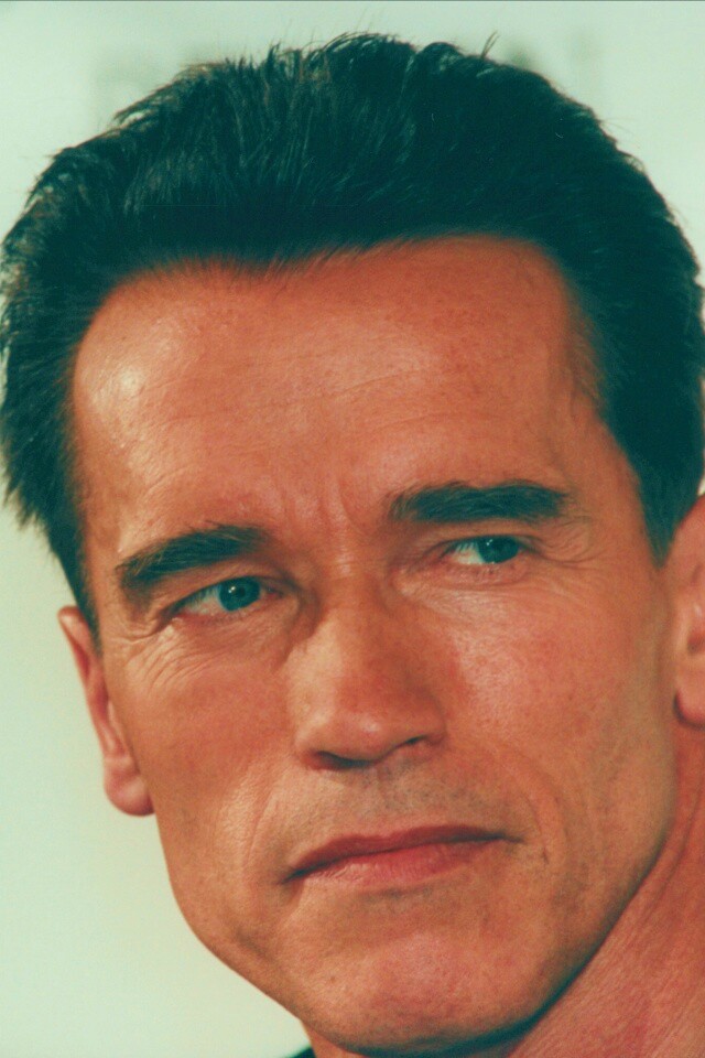 Арнольд Шварцнеггер с сигарой обои