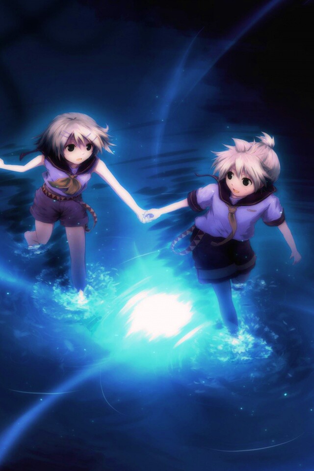 Девочки бегут по воде обои