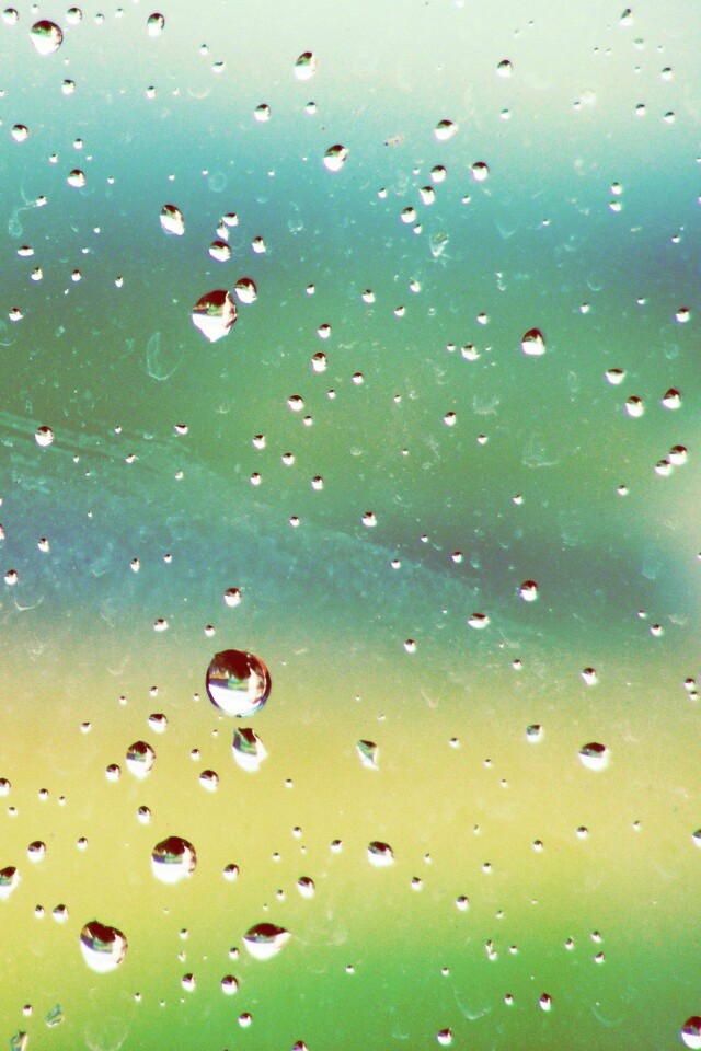 Капли на грязном стекле обои