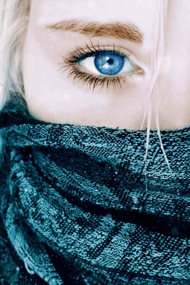 Блондинка с шарфом на лице обои