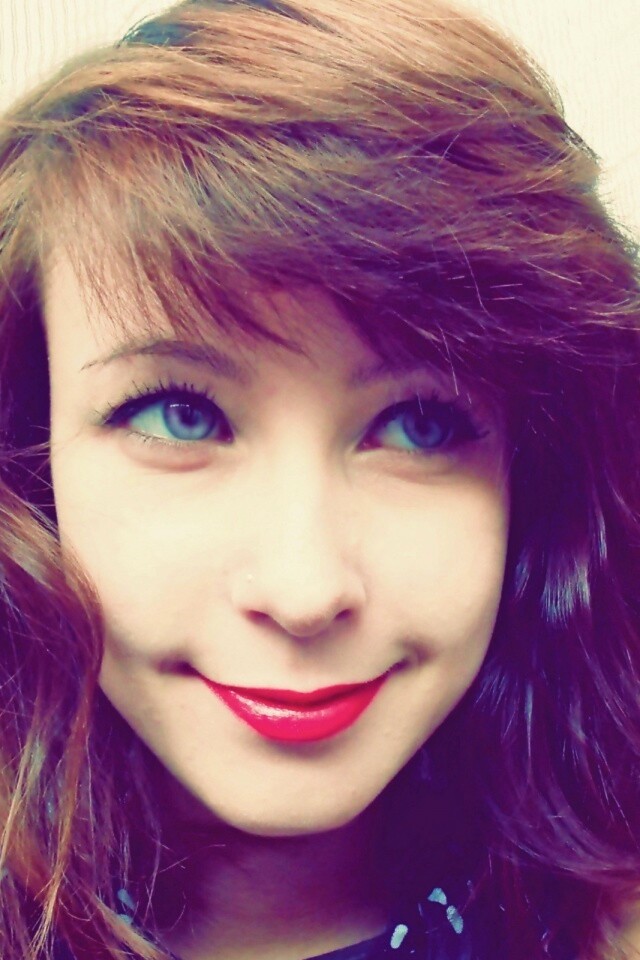 Харизматичная брюнетка обои