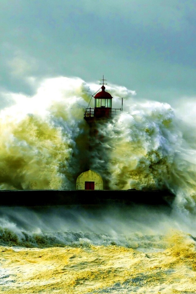 Маяк в шторм обои