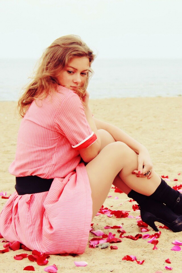 Девушка среди лепестков на пляже обои