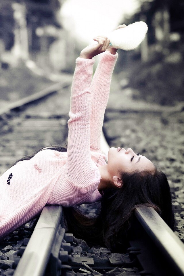 Модель на железнодорожных путях обои