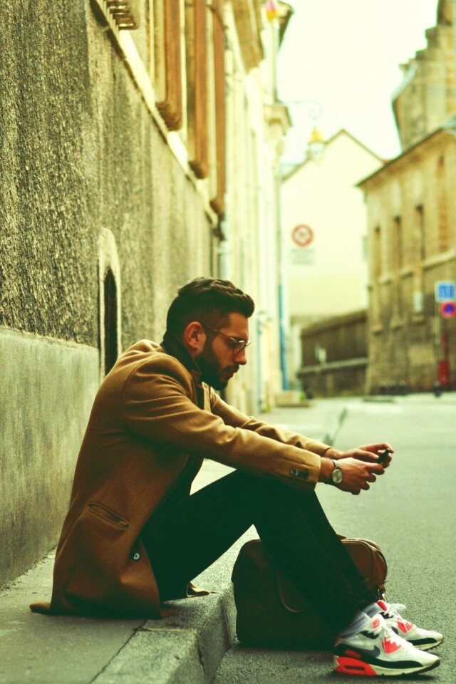 Хипстер с телефоном обои