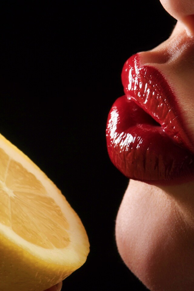 Лимон и губы обои