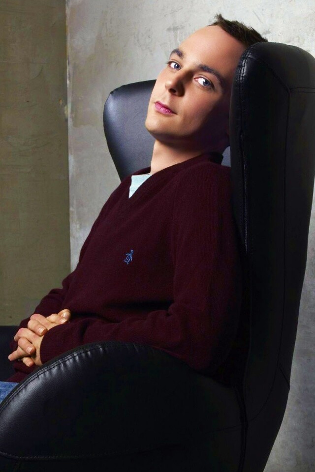 Джим Парсонс в крселе обои