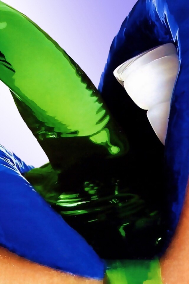 Пьющая девушка обои