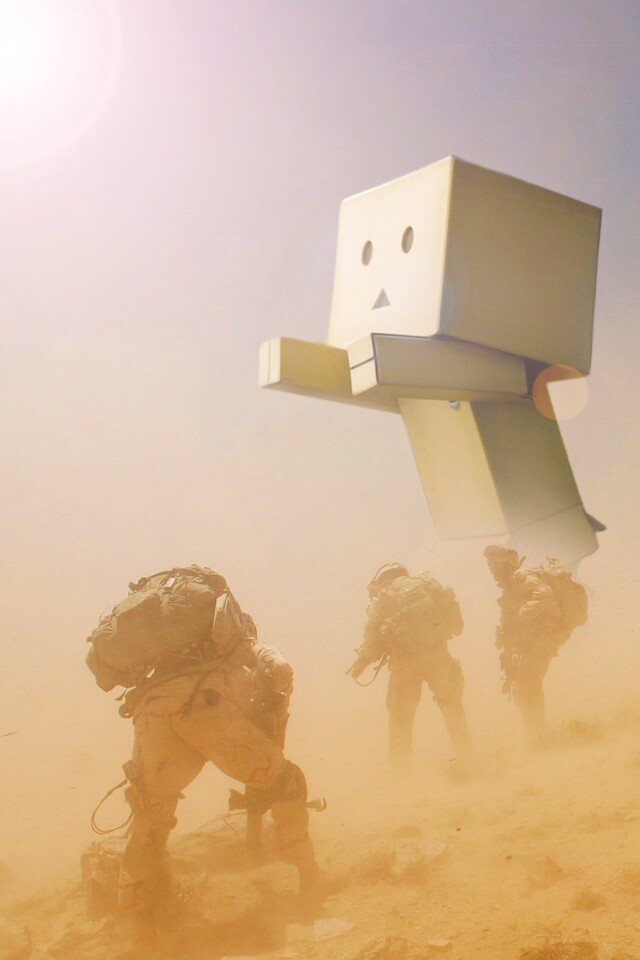 Картонный человек среди солдат обои