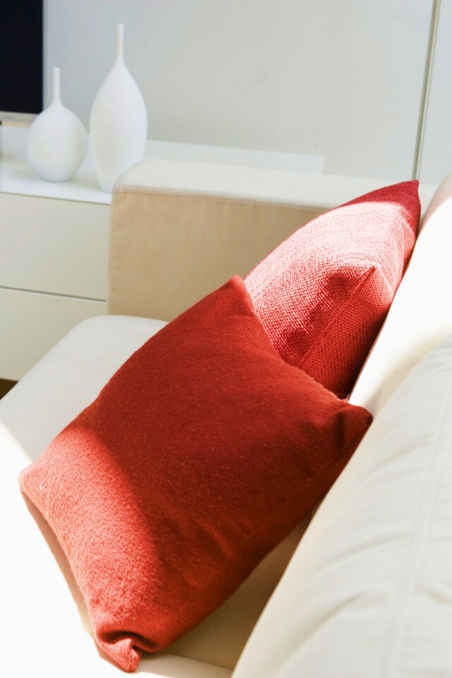 Подушки на диване обои