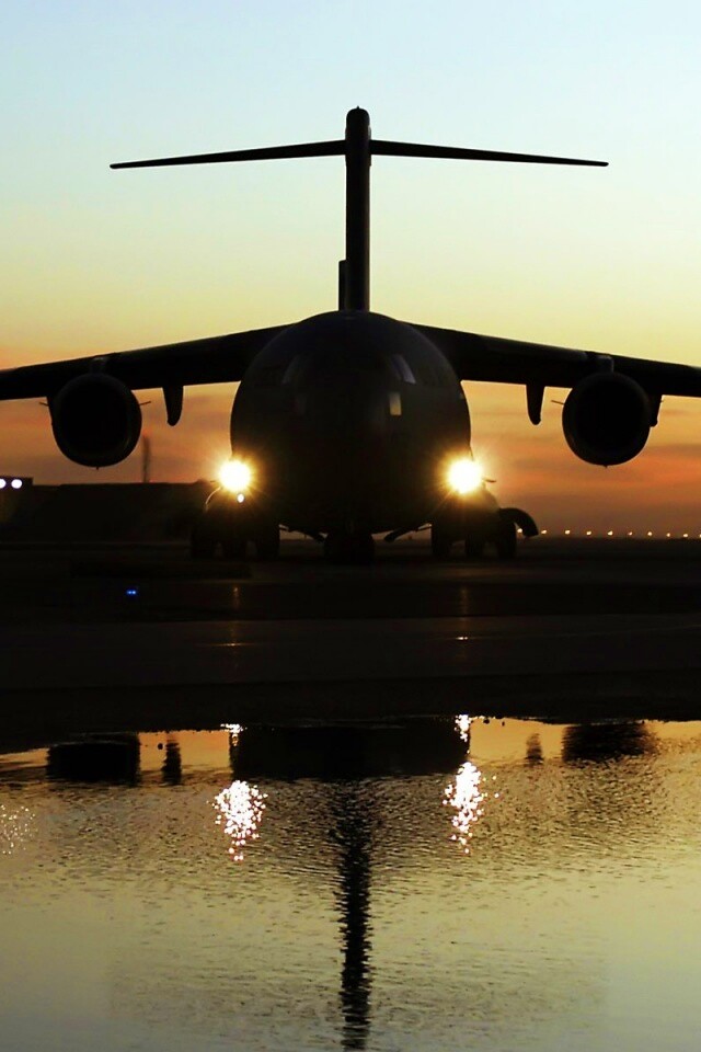 Самолет на взлетной полосе обои