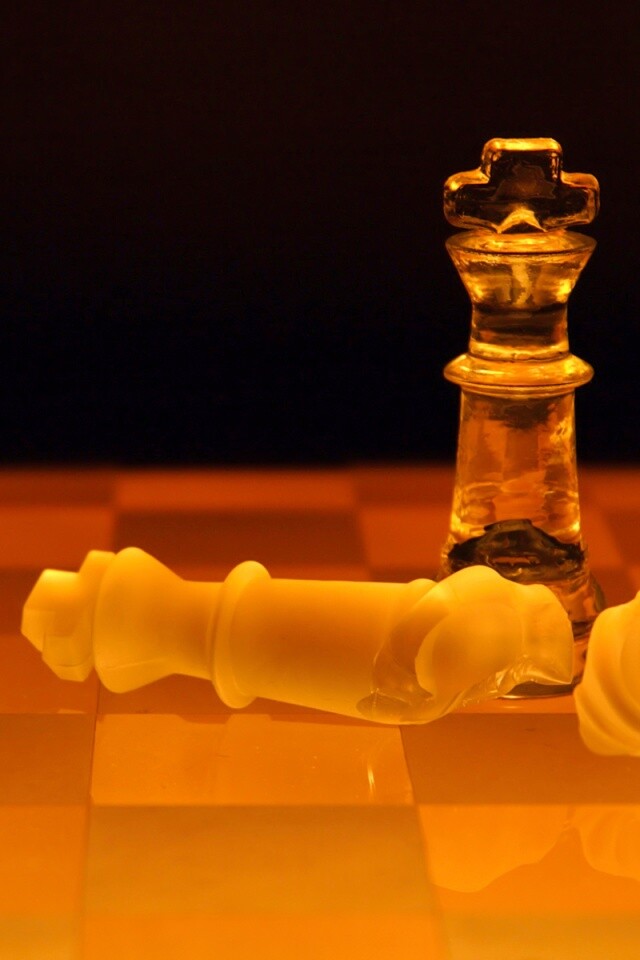 Две шахматных фигуры обои