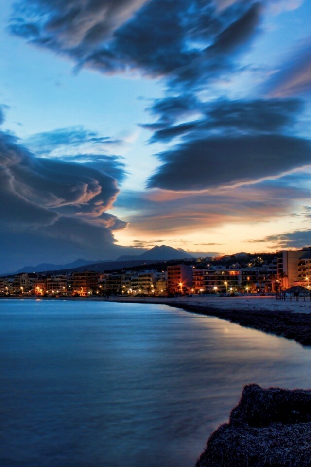 Красивый закат над городом у моря обои