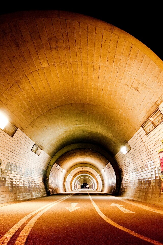 Тоннель и граффити на стенах обои