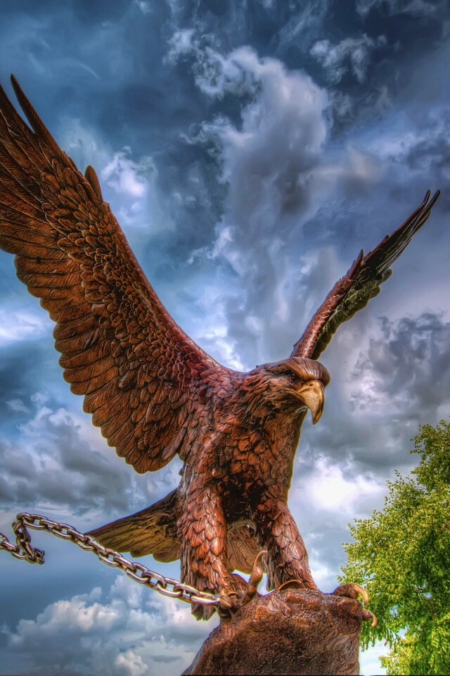 Скульптура орла с цепью в когтях обои