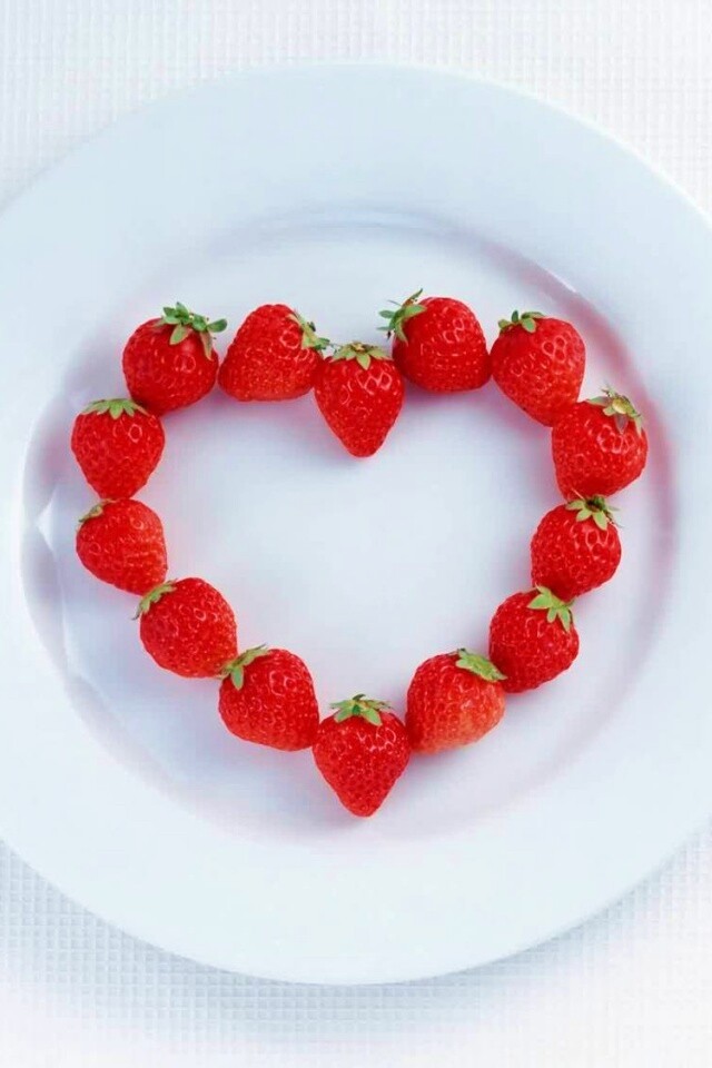 Тарелка с сердечком из клубники обои