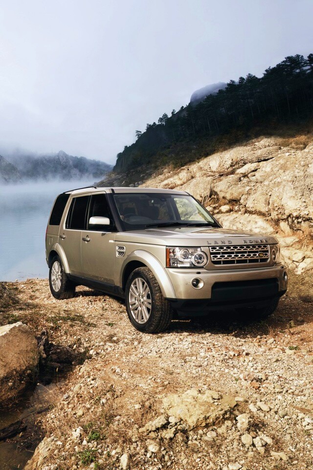 Range rover в горах у реки обои