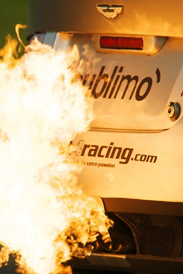 Огонь из выхлопной трубы гоночного Aston Martin обои
