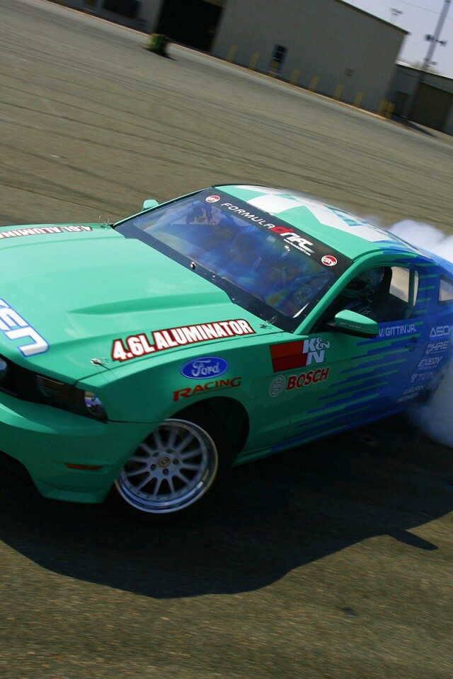 Мустанг дрифтует обои