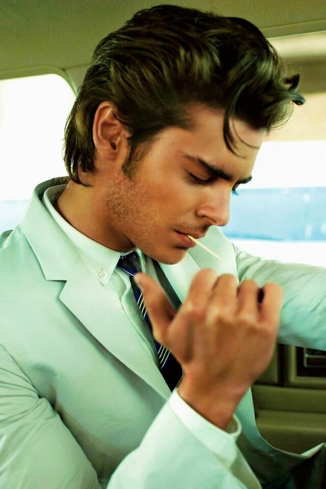 Мужчина прикуривает в машине обои